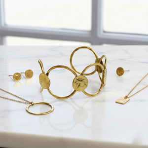 Bracelet manchette circulaire en laiton martelé Aurelia - Bracelet géométrique organique - Jonc ouvert doré forgé à la main - Product Image 2