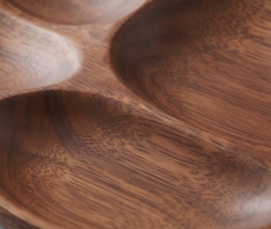 Assiettes de service élégantes en bois en forme de feuille, faites à la main, en bois brun foncé, design minimaliste pour les dîners de fête - Product Image 2