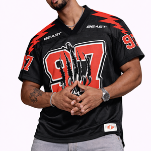 Maillot de football américain personnalisé en mesh pour hommes, noir et rouge, avec motifs graphiques, respirant, en polyester, fabrication OEM en gros, USA - Product Image 1