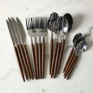 Ensemble de couverts décoratifs en métal avec manche en bois, collection élégante d'ustensiles de cuisine pour les occasions festives - Product Image 3