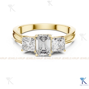 Bague à trois pierres en diamant de laboratoire CVD HPHT, émeraude et taille princesse, or jaune massif - Product Image 1