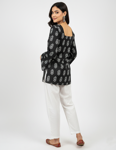 Kurti de algodón negro estampado para mujer con mangas acampanadas y cuello cuadrado - Product Image 3