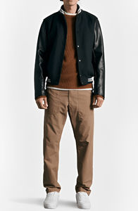 Chaqueta Varsity de poliéster negra de nuevo diseño para hombre, con cuello acanalado, botones y letras estilo universitario, tipo béisbol. - Product Image 3