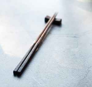 Ensemble de baguettes jetables écologiques en bambou |   Couverts de mariage en bois naturel pour sushis, nouilles et cuisine asiatique UO - Product Image 2