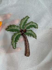 Elegante Broche de Colibrí de Medianoche, Bordado a Mano con Lentejuelas Negras y Cuentas de Plata, Sofisticado Pin de Solapa con Diseño Aviario para Eventos Formales - Product Image 5