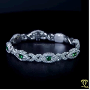 Elaborada con acabado en oro blanco de primera calidad y piedras engastadas a mano con detalles, esta pulsera ofrece una brillantez excepcional. - Product Image 5