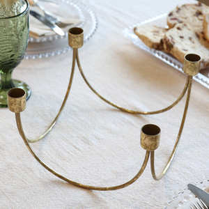 Candelabro de metal dorado con cuatro portavelas cilíndricos y brazo simétrico curvado con elegancia. - Product Image 4