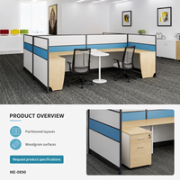 Bureau de travail commercial moderne en forme de L avec écran de séparation, dessus en bois veiné, cloisons bleues et pieds de rangement