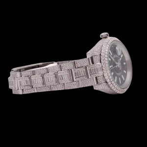 นาฬิกาข้อมือผู้ชายดีไซน์เนอร์คุณภาพพรีเมียม หน้าปัดสีดำประดับเพชรโมอิสซาไนต์ทรงบาแกตต์และทรงกลม สไตล์ฮิปฮอป พร้อมฟังก์ชั่นแสดงวันที่อัตโนมัติ - Product Image 3