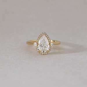 Anillo clásico con diamante de corte pera de 2.02 quilates cultivado en laboratorio, halo oculto, oro sólido de 14K, regalo sorpresa de boda y compromiso para novias - Product Image 1