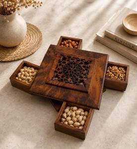 Plateau de service carré en bois décoratif fait main avec motif gravé, style Wabi-Sabi, vaisselle durable pour les fêtes - Product Image 1