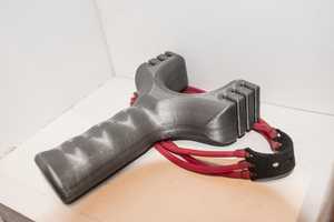 Slingshot en plastique gris durable avec bandes élastiques rouges, poignée DIY, léger, pour les sports de plein air et la pratique de la cible - Product Image 2