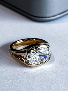 Anillo de diamante ovalado de moda con engaste de bisel en oro amarillo, con diamante cultivado en laboratorio, certificado por IGI y con claridad VVS para mujer. - Product Image 3