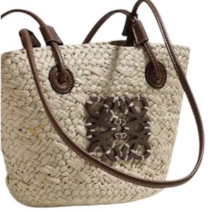 Bolso de Rafia Tejido a Mano con Detalle de Anagrama en Cuero – Bolso de Paja Artesanal para el Verano y la Playa - Product Image 2