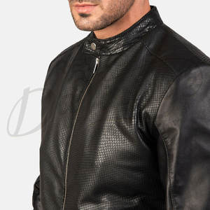 เสื้อแจ็คเก็ตบอมเบอร์หนังแท้ลายหนังงูสีดำสำหรับผู้ชาย พร้อมปกตั้งแบบกระดุมและขอบยางยืด ทรงเข้ารูปลำลอง - Product Image 1