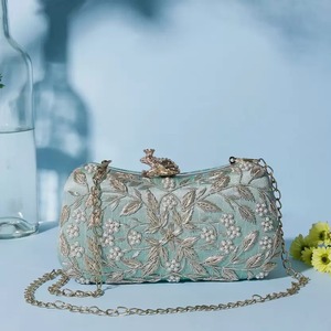 Pochette de soirée brodée de créateur pour femme avec fermoir grenouillère haut de gamme, broderie florale de perles, chaîne dorée détachable - Product Image 4