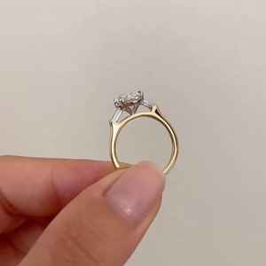 Anillo de Compromiso de Oro Sólido de 14K con Tres Diamantes Naturales Ovalados de 1.01CT G VS2, Certificados de Lujo, con Piedras Laterales en Forma de Baguette - Product Image 1
