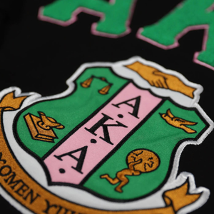 เสื้อฮู้ดสีดำปักลายเชนิลสีเขียวแบบกรีกสำหรับสตรี  ผ้าพรีเมียม นุ่มสบาย ทันสมัย ใส่ได้ทุกวัน - Product Image 4