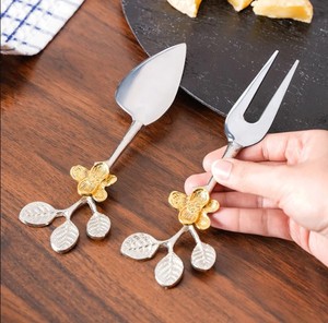 Ensemble de couteaux et fourchettes à fromage en acier inoxydable de luxe, design floral, résistant, compatible lave-vaisselle, boîte pour planches à charcuterie - Product Image 2