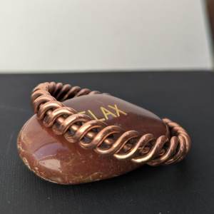 Pulsera de Cobre Puro Hecha a Mano: Brazalete Ajustable Minimalista, Banda de Bienestar - Product Image 2