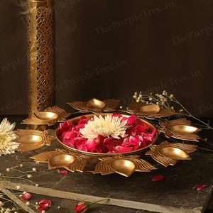 Bandeja Tradicional de Metal con Pétalos de Flores y Acabado Dorado para Decoraciones de Boda - Product Image 3