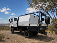 Camioneta Camper 4x4 Todoterreno con Amplios Compartimentos de Almacenamiento y Sistema de Portaequipajes en el Techo