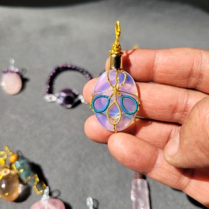 Nouvel Arrivage Porte-clés Spirituel en Cristal de Quartz Naturel Multicolore Mélangé, avec fil tressé et technique de sculpture de pierres brutes - Product Image 3