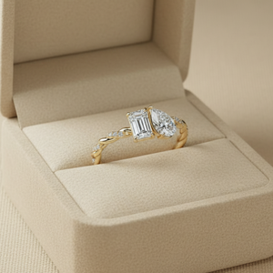 Anillo de compromiso Toi et Moi de oro amarillo con 1 quilate de moissanita talla esmeralda y pera, pavé retorcido - Product Image 6