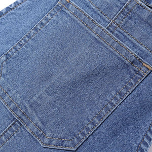 Mono largo de mezclilla de tiro medio con cuello, sin mangas, pierna de corte recto y bolsillos cuadrados en la parte delantera, blanco, tipo short. - Product Image 3