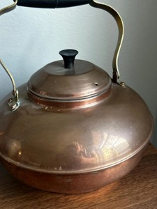 Théière en cuivre vintage élégante avec long bec courbé, poignée latérale en cuivre, couvercle assorti, corps traditionnel arrondi et décorations haut de gamme - Product Image 5