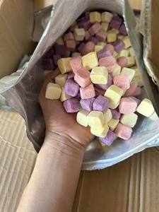 สินค้าขายดี |   โยเกิร์ตฟรีซดรายแบบก้อน น้ำตาลน้อย รสชาติผสมตามสั่ง ขายส่ง ของขวัญสำหรับงานปีใหม่จากเวียดนาม - Product Image 2