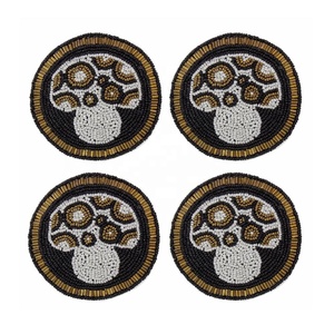 Sous-verres en verre brodés à la main motif champignon noir, lot de 4, pour tasses à thé, verres à boire, table à manger, maison, bureau, décorations festives - Product Image 1