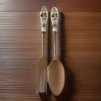 Ensemble de cuillères à salade en bois faites à la main, réutilisables et écologiques, pour servir des pâtes, des salades, des fruits et autres aliments.