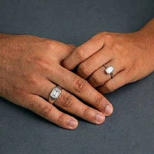 Anillo de Compromiso con Diamante Corte Esmeralda, Oro Blanco de 14K, Engaste de Bisel, Anillo de Banda Geométrico Clásico Unisex para Pareja - Product Image 5