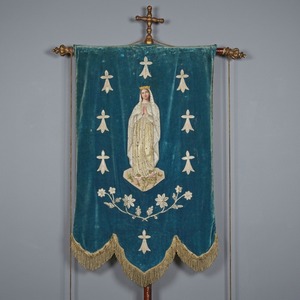 Banderola Procesional Católica Bordada a Mano Personalizada, Virgen María, Terciopelo, con Pin de Seguridad Cosido, Bandera Religiosa Estándar con Cruz - Product Image 6
