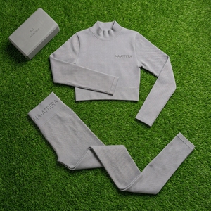 Conjunto Deportivo para Mujer, Top Corto de Manga Larga con Canalé Gris, Leggings de Cintura Alta, para Yoga, Gimnasio, Fitness y Entrenamiento - Product Image 6