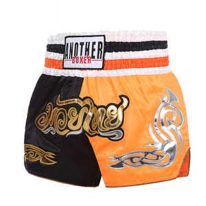 Shorts de boxe MMA personnalisés pour votre marque, avec broderie dorée sur le logo avant, en satin, pour la gym et le combat, short de Muay Thai respirant - Product Image 2