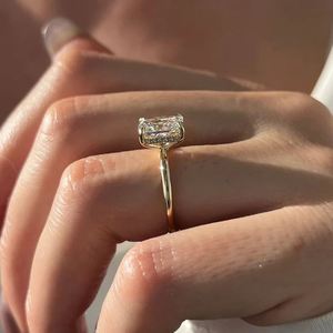 Anillo de Compromiso Solitario con Diamante Cultivado en Laboratorio, Corte Esmeralda de 4.5 Quilates, Chapado en Oro de 14K, Certificado IGI, Regalo para Ella, para Bodas y Fiestas - Product Image 5