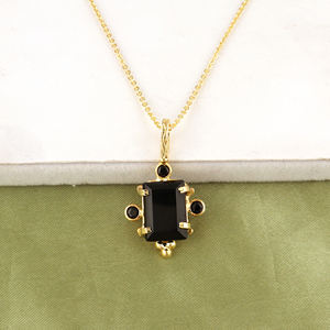 Collier pendentif pour femme en onyx noir serti de pierres fines avec accent de micro-cz noirs, chaîne en laiton plaqué or 18 carats - Product Image 2