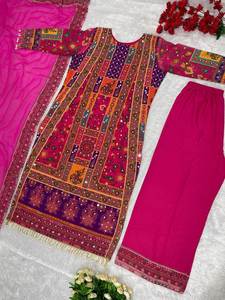 Salwar Kameez Moderne Imprimé avec Broderie Miroir, Tendance et Magnifique, pour Occasions Spéciales, en Faux Georgette de Haute Qualité, avec Pantalon et Dupatta - Product Image 4