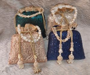 Sublimez vos cadeaux festifs avec cet ensemble de pochettes potli luxueuses et artisanales ornées de paillettes, conçues pour un charme royal, idéales pour les mariages et les cérémonies de pooja. - Product Image 1