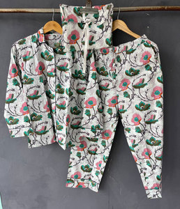 Conjunto de Pijama Clásico de Algodón Estampado para Mujer con Diseños Elegantes, Tela Transpirable y Corte Holgado para Comodidad Durante Toda la Noche - Product Image 1