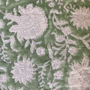ผ้าฝ้ายพิมพ์ลายด้วยมือ – พื้นสีเขียวพิมพ์ลายดอกไม้สีขาวทั่วผืน ผ้าพิมพ์ลายแบบดั้งเดิมของอินเดีย - Product Image 1