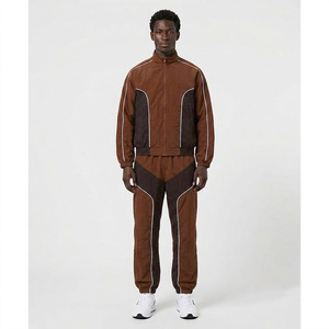 Ensemble de survêtement en nylon marron à blocs de couleur pour homme avec logo personnalisé, veste zippée à col montant et pantalon, style streetwear vintage - Product Image 3