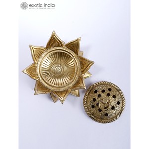 Dhoop Dani de diseño de loto de 4 pulgadas en artículo de decoración espiritual para el hogar de latón para regalos y templos hechos en la India - Product Image 3