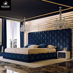 Ultimo Design di <span class=keywords><strong>Letto</strong></span> <span class=keywords><strong>Matrimoniale</strong></span> in Velluto Blu con <span class=keywords><strong>Testiera</strong></span> Imbottita, Struttura in Legno, Forma Unica e Bottoni Trapuntati - Product Image 1
