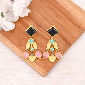 Boucles d'oreilles élégantes en laiton plaqué or avec pierres œil-de-chat rose, onyx noir et calcédoine aqua, bijoux fantaisie pour femmes - Product Image 2