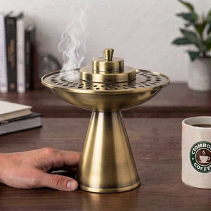 Quemador de incienso de metal dorado radiante con un tapo perforado decorativo, crea un ambiente lujoso en tu hogar con esta elegante pieza. - Product Image 5