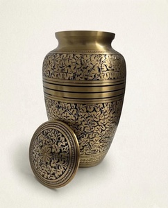 Urne funéraire en métal style héritage avec motif feuille de vigne gravé, finition or antique, vase commémoratif décoratif avec couvercle sécurisé - Product Image 5
