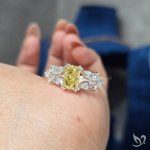 Bague fantaisie en diamant de laboratoire jaune intense et radieux de 2,08 carats, certifiée IGI, bague d'accentuation inspirée de la nature - Product Image 6